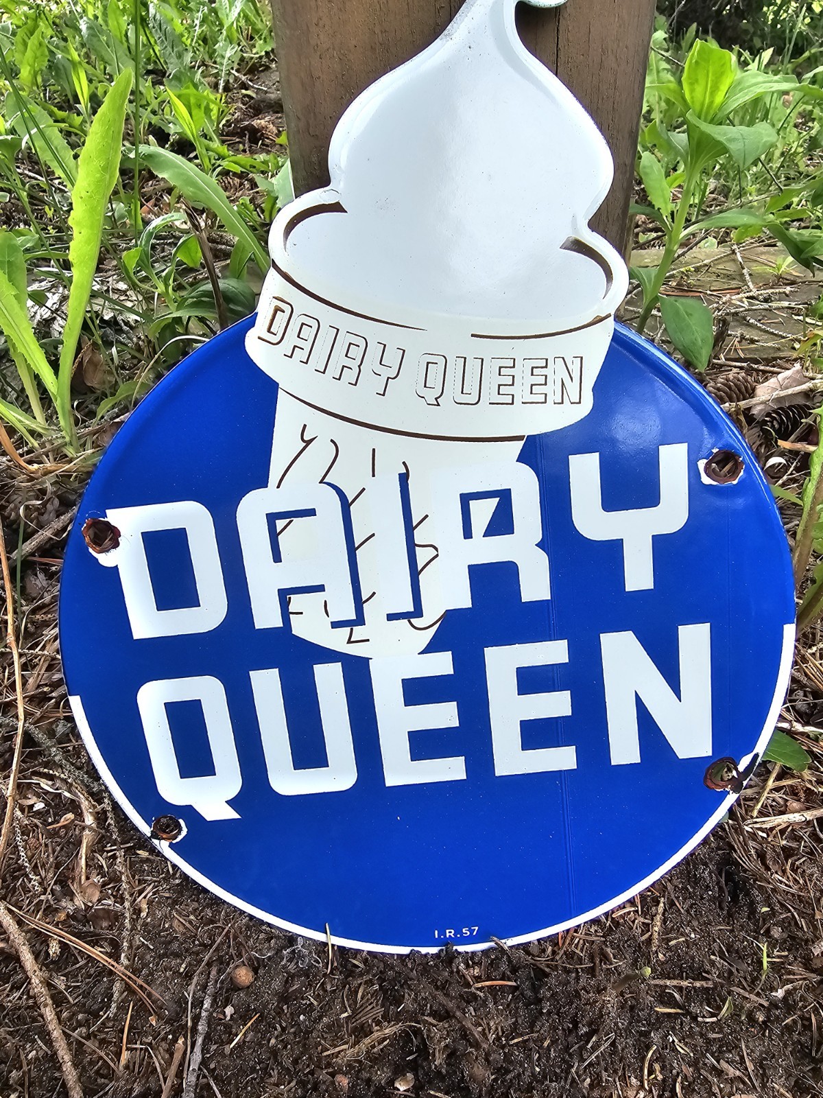VINTAGE DAIRY QUEEN ICE CREAM PORCELAIN GASOLINE OIL SODA POP PUMP SIGN I.R.57