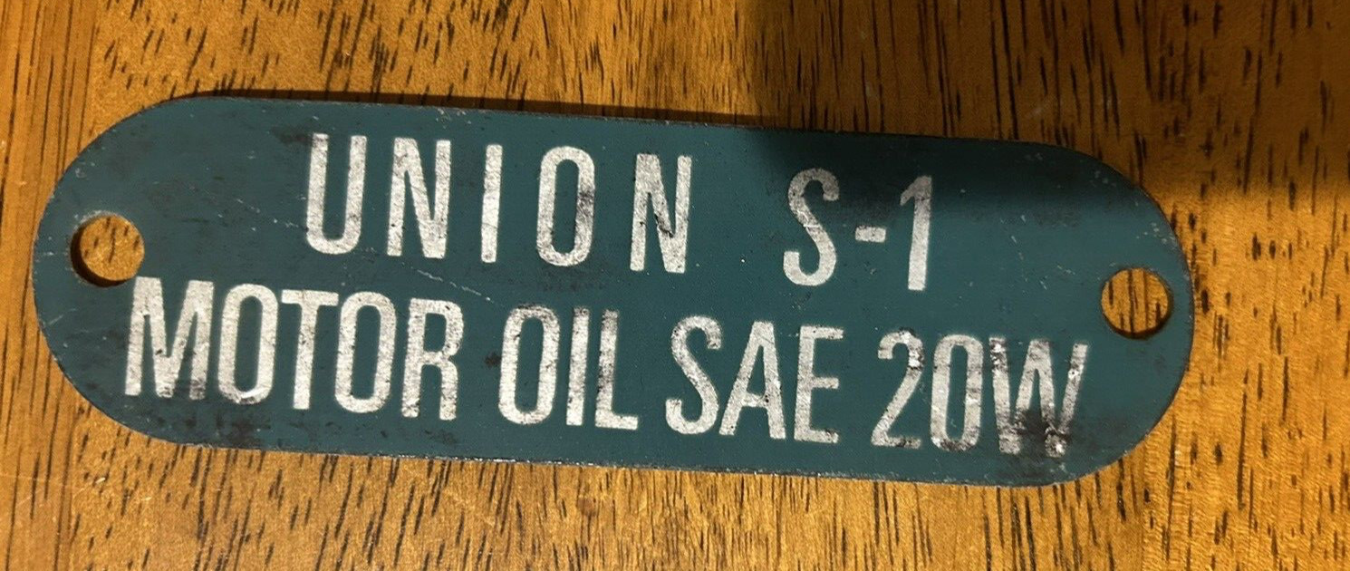Vintage UNION S1 MOTOR OIL SAE 20W TAG PUMP BADGE GAS SIGN metal