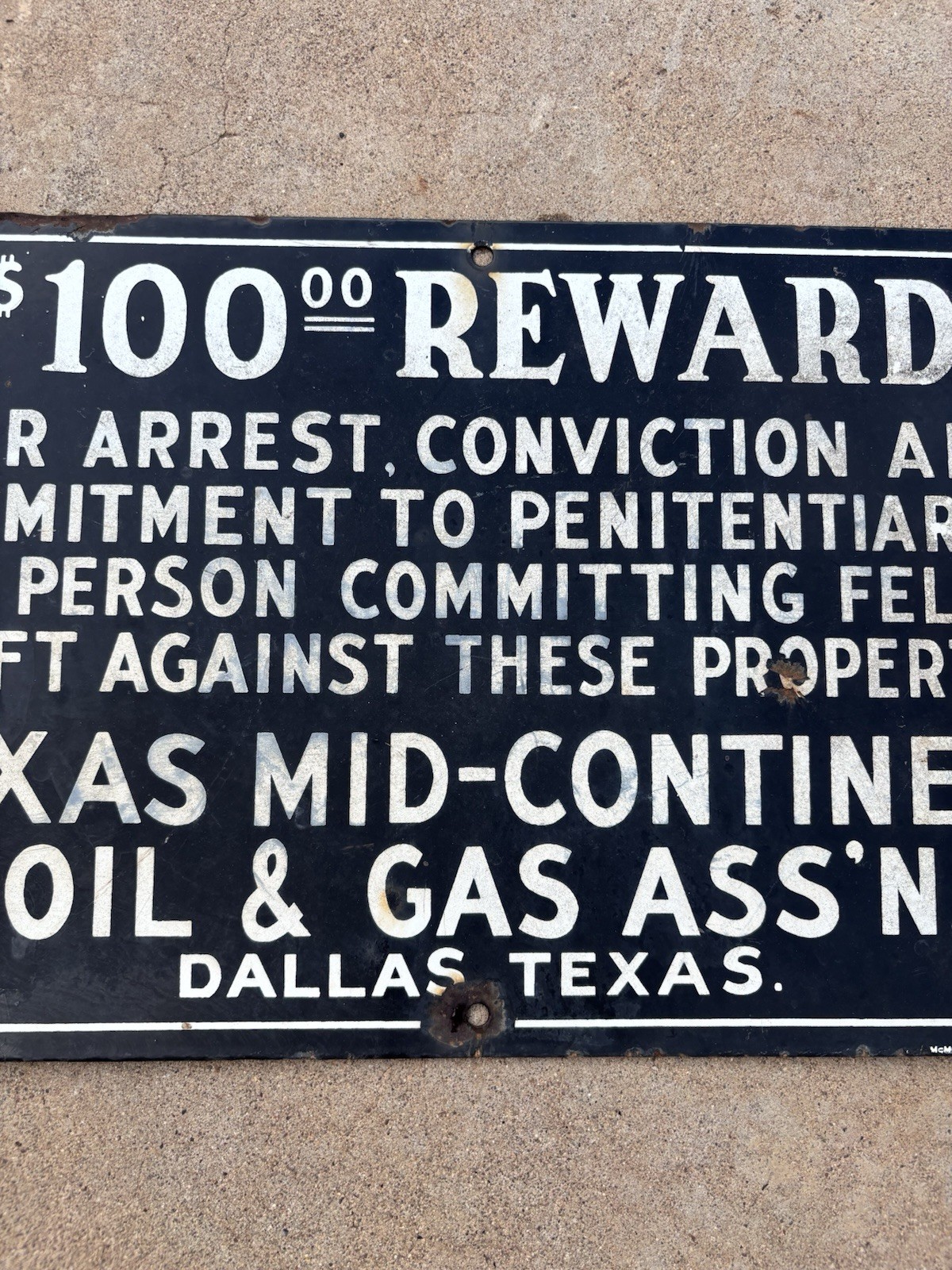 Texas Mid-Continent Oil & Gas $100 Reward 1940’s porcelain 18×11 sign