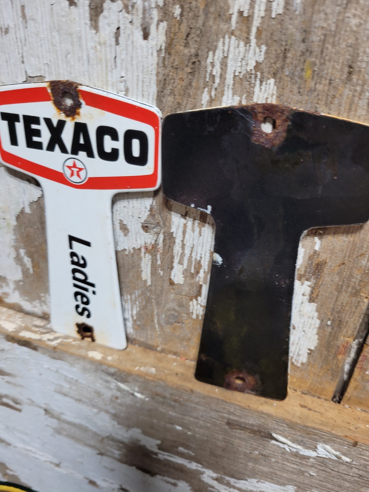 VINTAGE TEXACO PORCELAIN SIGN GAS STATION RESTROOM KEY FOB MENS LADIES BATHROOM