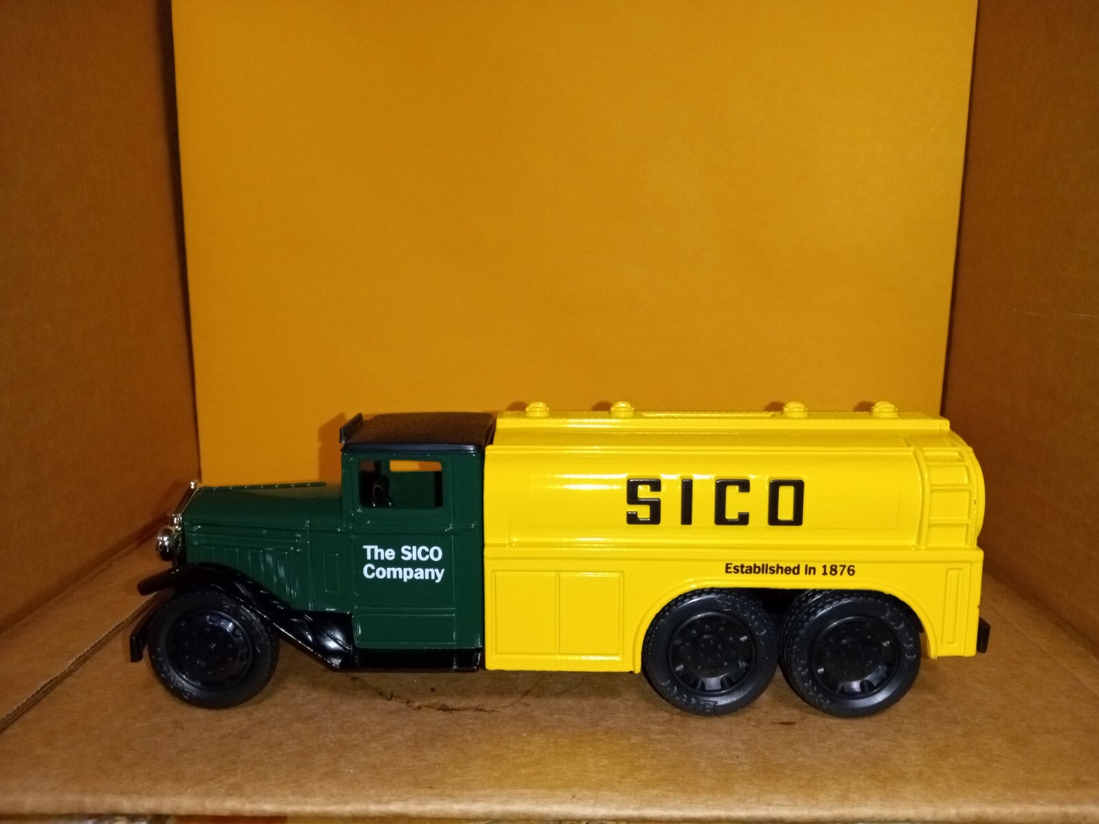 9624 ERTL 1930 DIAMOND T TANKER SICO COIN BANK W/KEY DIE CAST METAL 2 1/2 TON