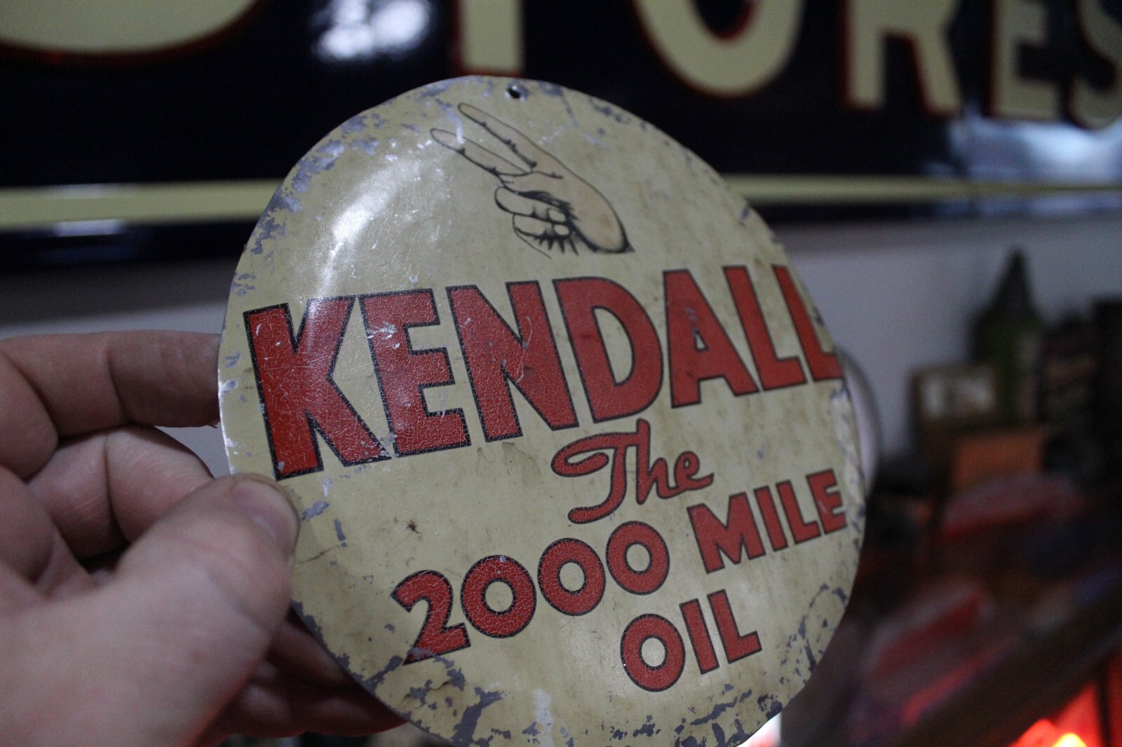 SCARCE 1930s KENDALL 2000 MILE MOTOR OIL LITHO TIN BUTTON DEALER DISPLAY SIGN