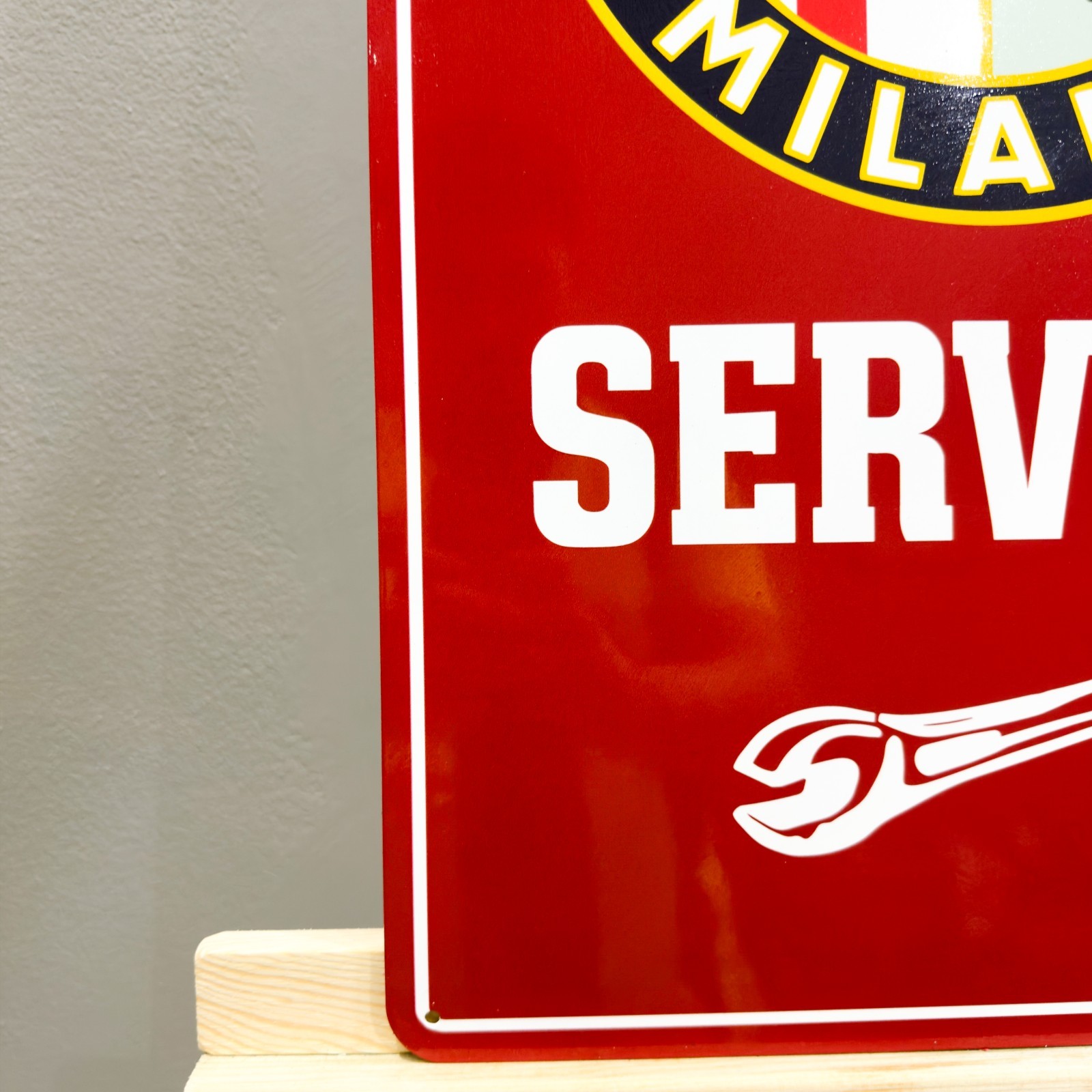 Alfa Romeo Milano Service Garage Sign – Metal Sign – 40 × 60 cm (15.7” × 23.6”)