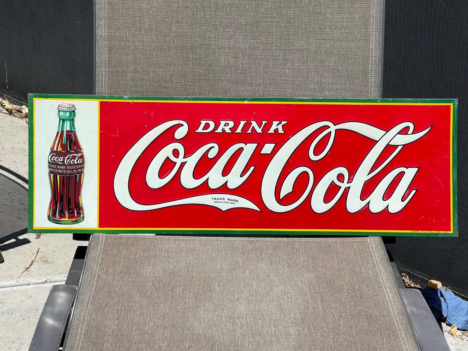 RARE. 1932 COCA COLA TIN SIGN W/ 1923 BOTTLE. EXCELLENT CONDITION