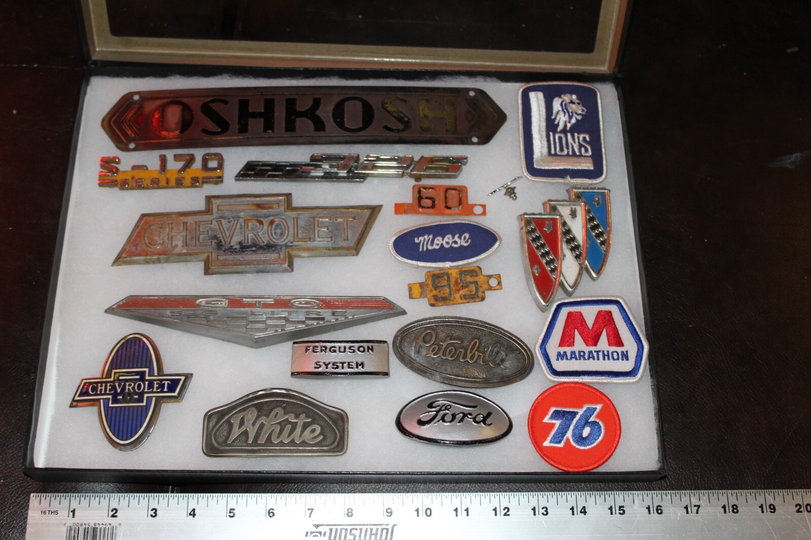 MIXED LOT OF 19 BADGES EMBLEMS PATCHES PIN FORD CHEVY WHITE MOOSE FERGUSON SIGN