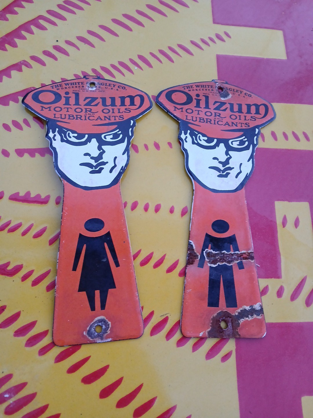 VINTAGE OILZUM PORCELAIN SERVICE STATION RESTROOM KEY FOBS VINTAGE NICE KEYS
