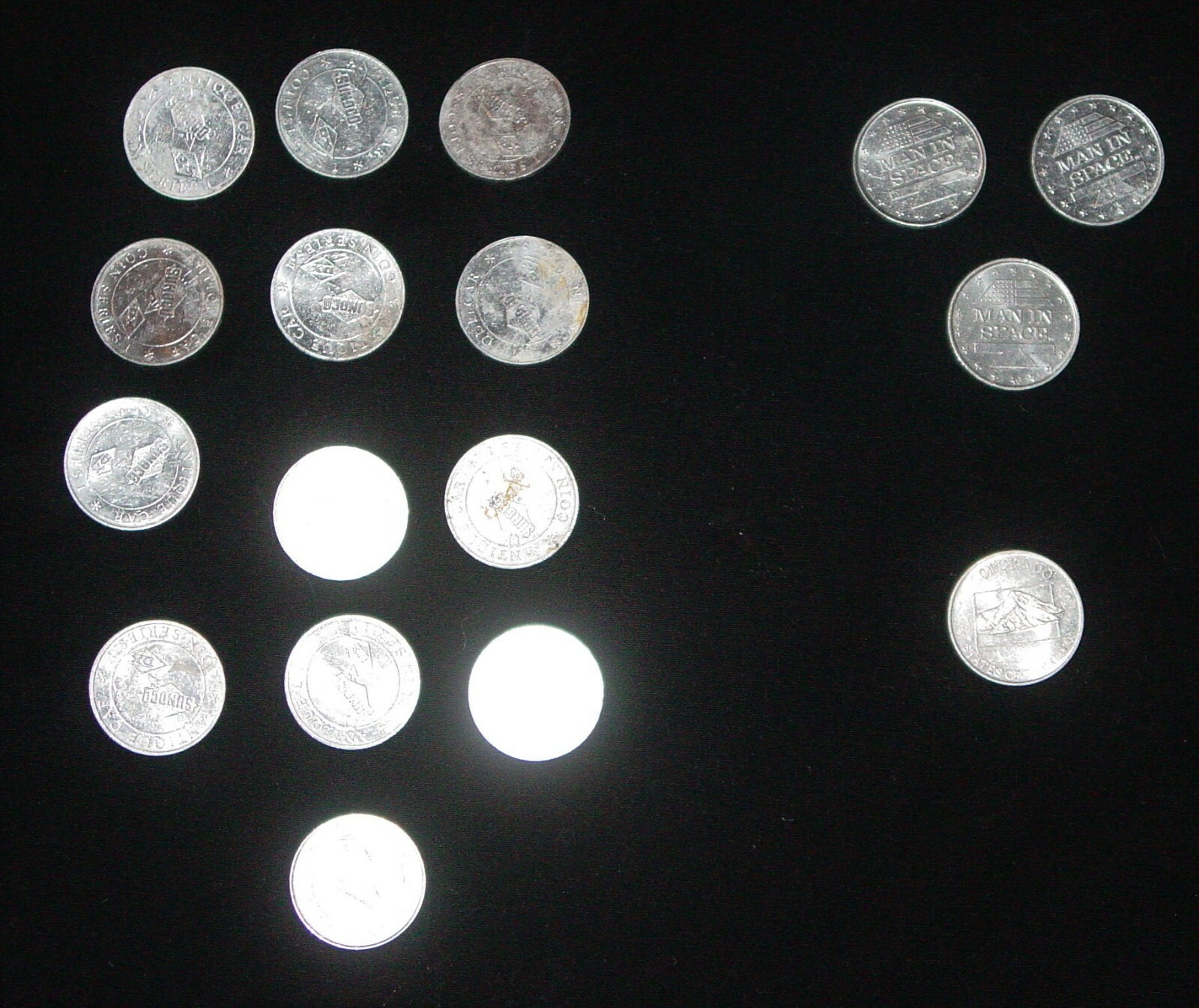 17 VINTAGE 1960’s / 1970’s SUNOCO GAS COLLECTOR TOKENS -CARS-MAN IN SPACE-STATES