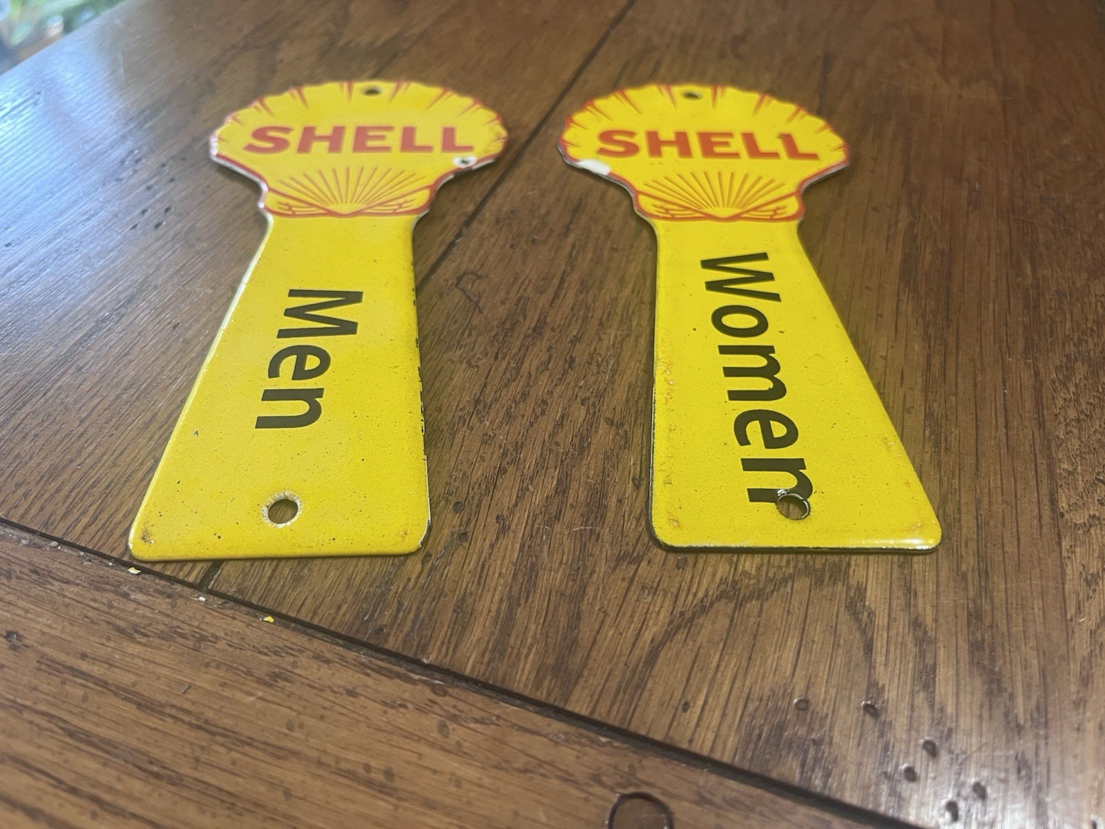 SET OF 2 VERY NICE SHELL SIGN RESTROOM BATHROOM PORCELAIN KEY FOB HOLDER SIGNS 2