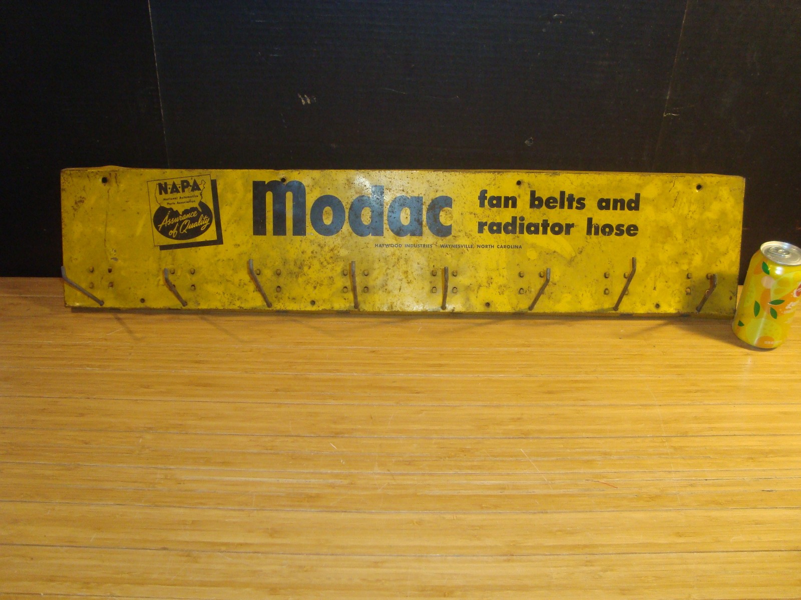 ORGINAL VINTAGE NAPA MODAC Fan BELTS Radiator HOSES 38 3/4″ X 7″ Metal SIGN Rack