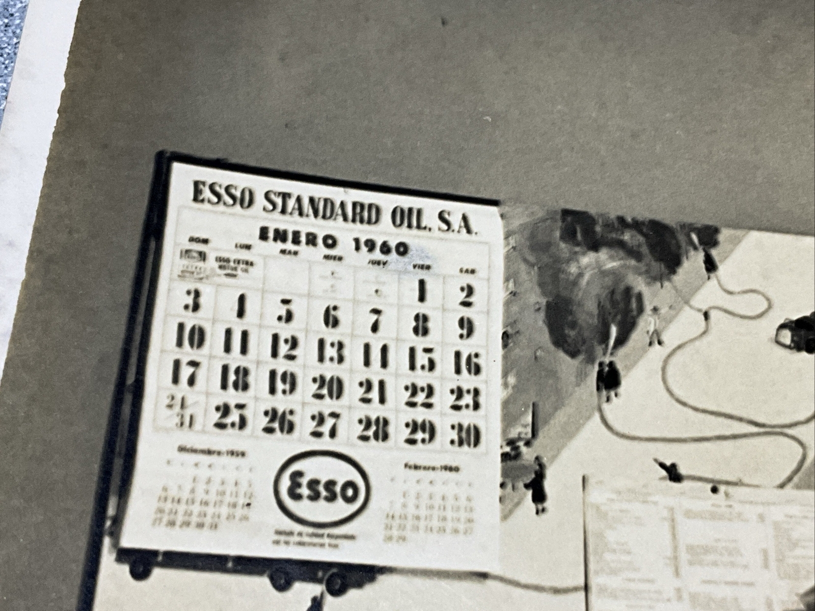 1960 ORIGINAL PHOTO 8×10 OFFICE W/ ESSO STANDARD OIL ALMANAC TYPEWRITER MAP ETC
