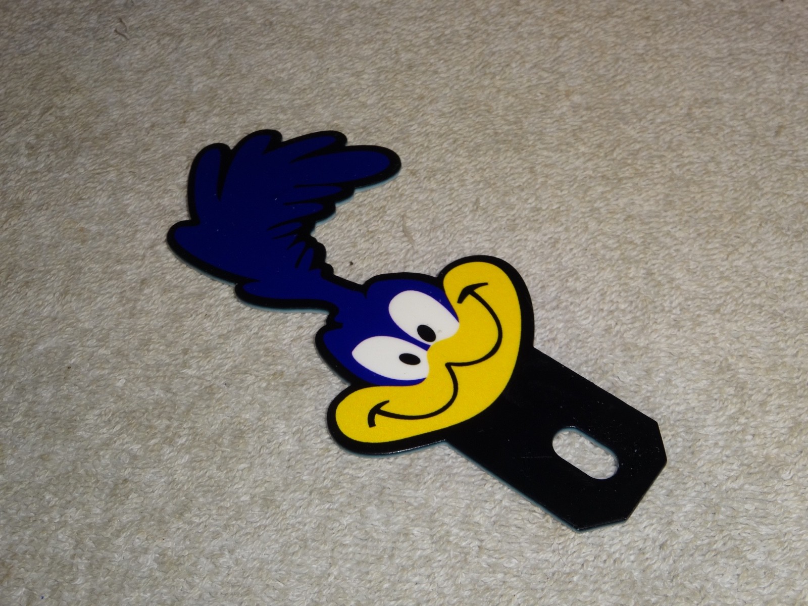 VINTAGE ROADRUNNER LOONEY TUNES 5″ METAL GASOLINE OIL LICENSE PLATE TOPPER SIGN!