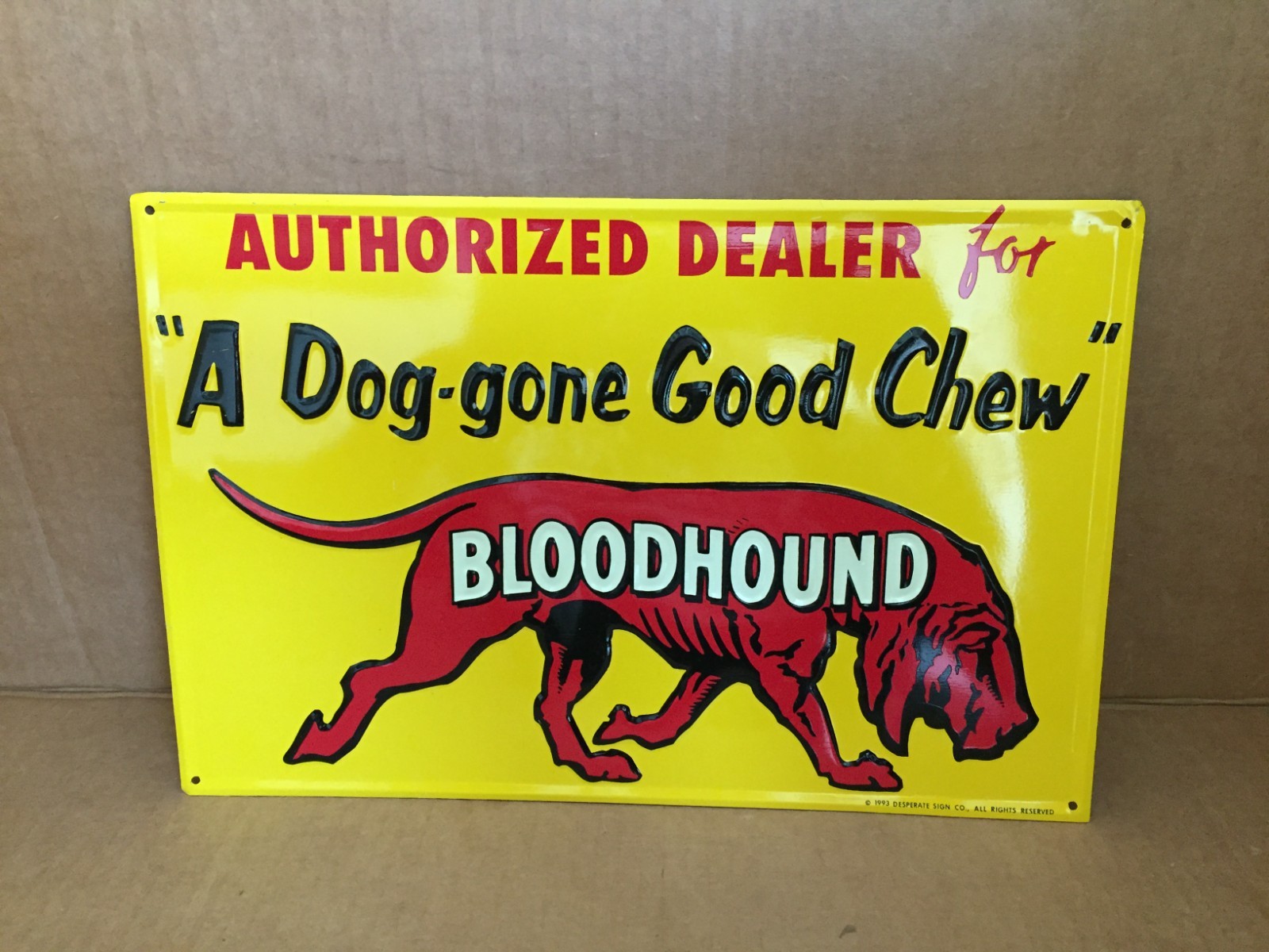 EMBOSSED 13″ X 8 1/2″ BLOODHOUND TOBACCO TIN METAL SIGN DESPERATE SIGN CO. NOS