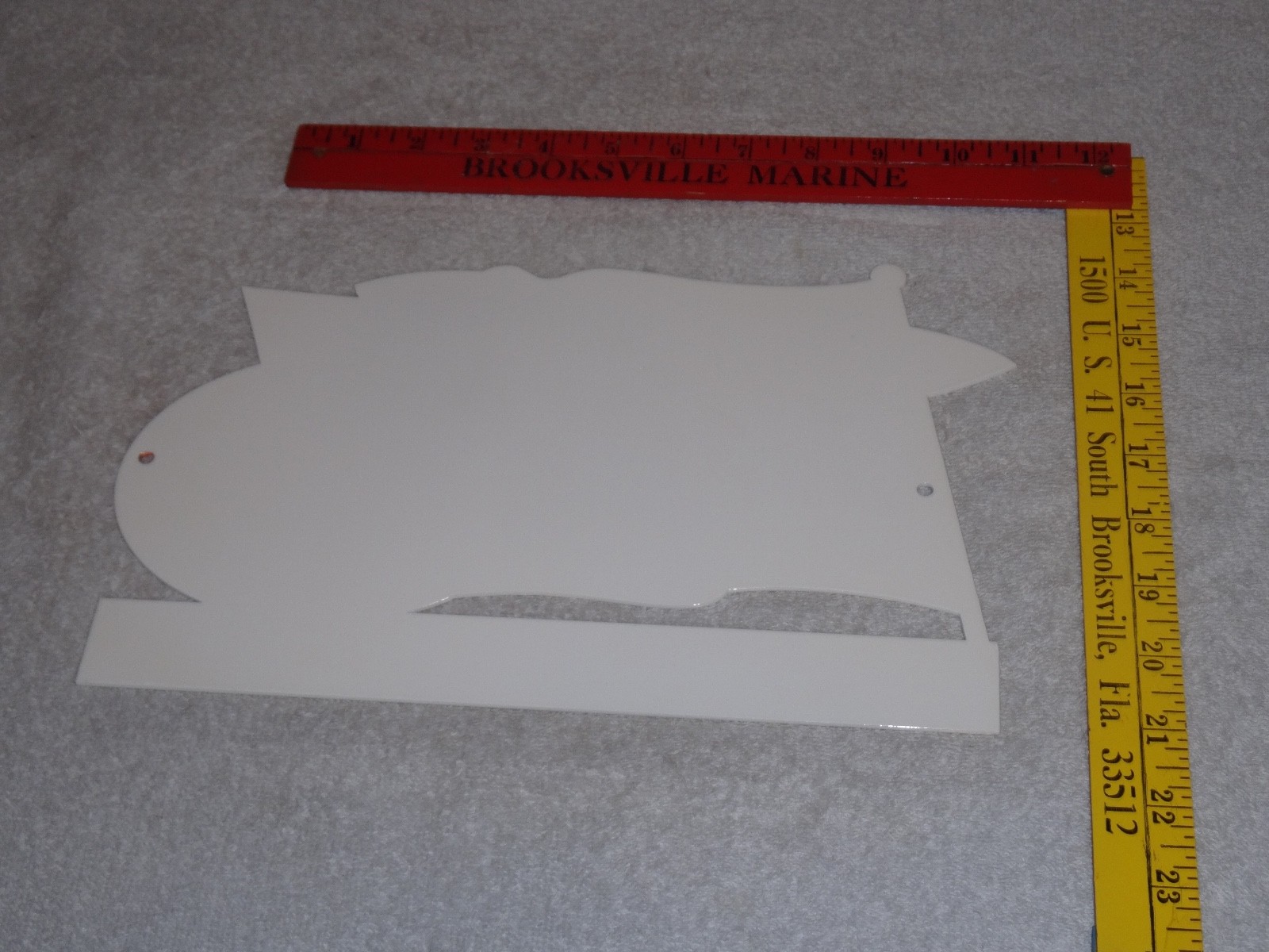 VINTAGE STP OIL ADDITIVE + RACE CAR & FLAG 12″ METAL DIE-CUT GASOLINE SIGN S T P