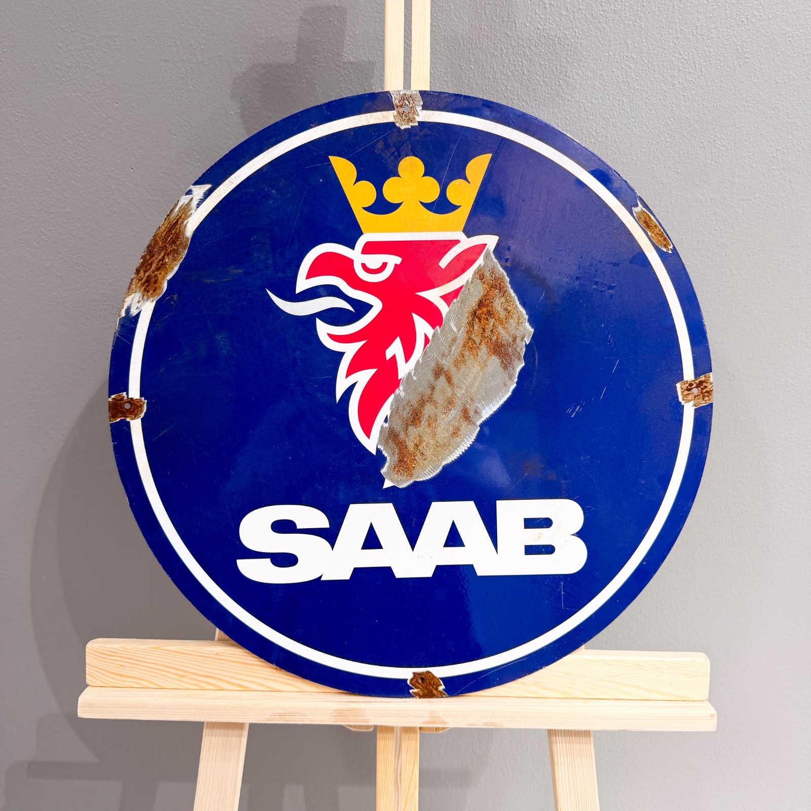 SAAB Rusty Look Round Logo Sign – Heavy Metal Garage Decor – 50 cm (19.7”)