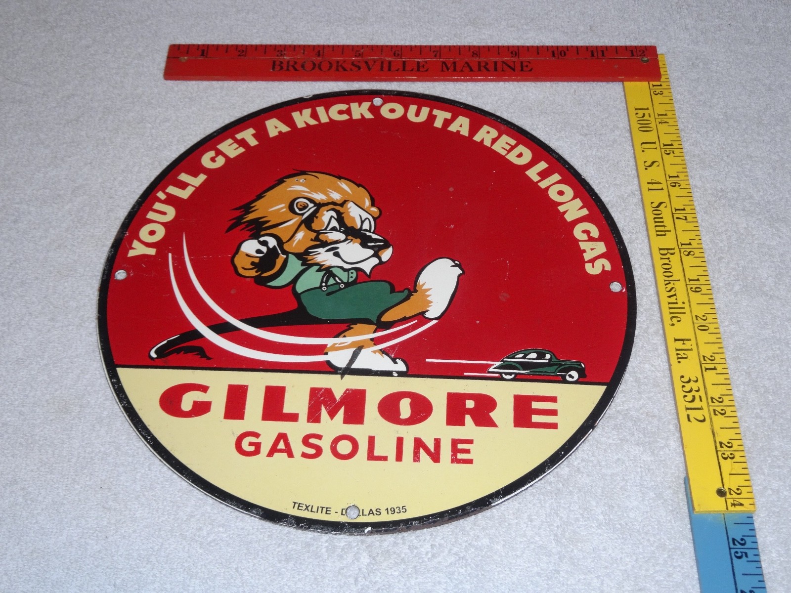 VINTAGE 1935 GILMORE RED LION KICKS CAR 11 3/4″ PORCELAIN METAL TEXLITE GAS SIGN