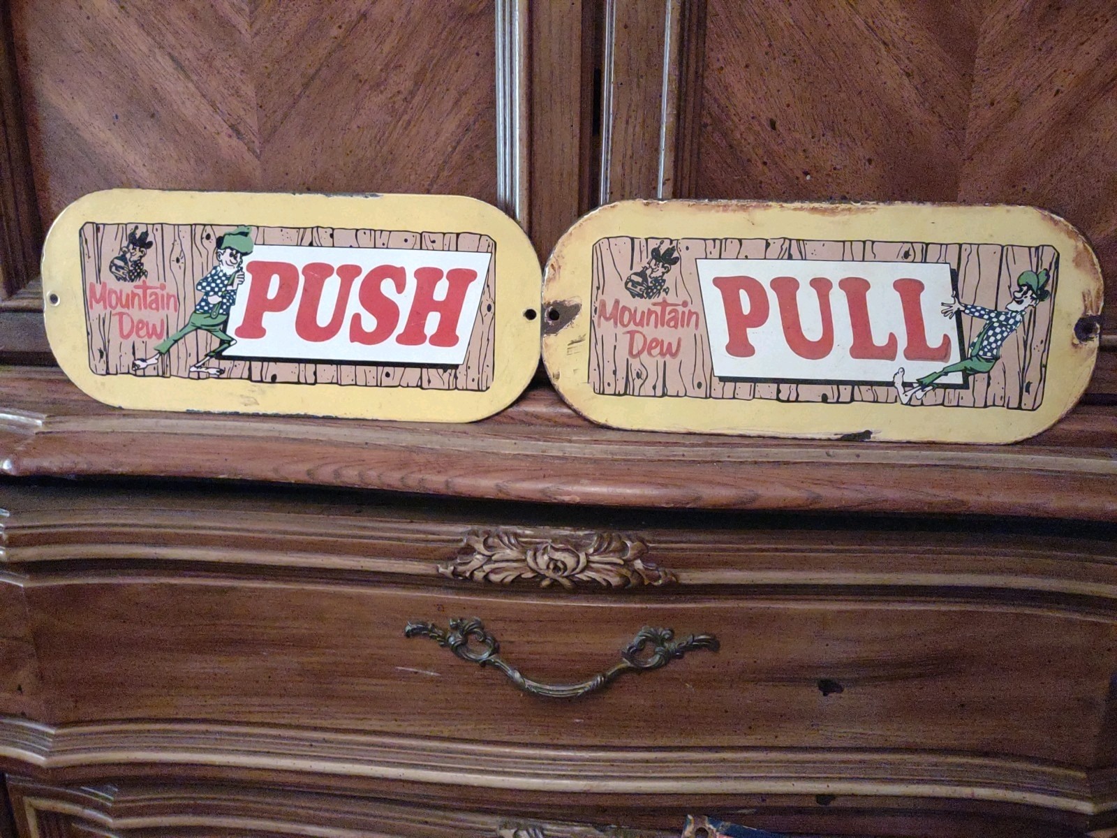VINTAGE MOUNTAIN DEW PORCELAIN PUSH PULL SIGNS SODA POP BEVERAGE GAS OIL 12″ SET