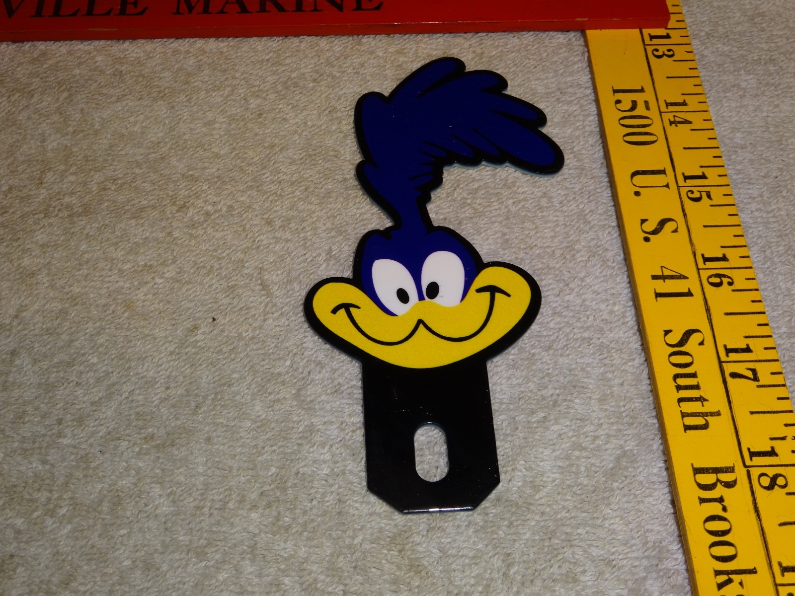 VINTAGE ROADRUNNER LOONEY TUNES 5″ METAL GASOLINE OIL LICENSE PLATE TOPPER SIGN!