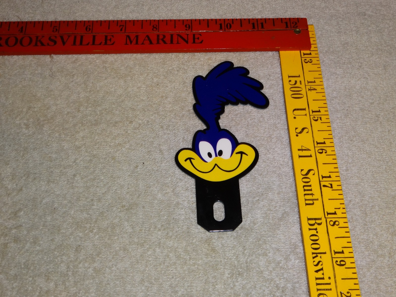 VINTAGE ROADRUNNER LOONEY TUNES 5″ METAL GASOLINE OIL LICENSE PLATE TOPPER SIGN!