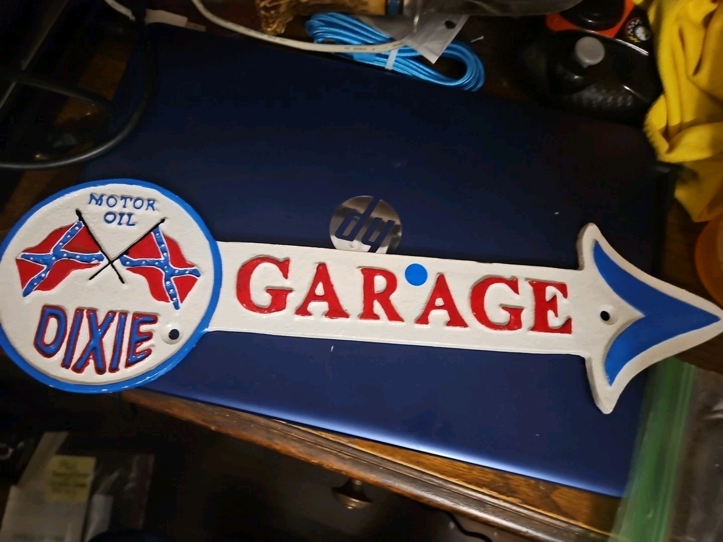 FLYING A GASOLINE GARAGE CAST IRON ARROW SIGN (16″x 4.5″) EXCELLENT COND
