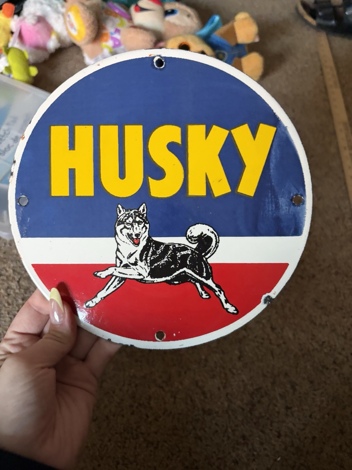 Round 8” Husky Sign