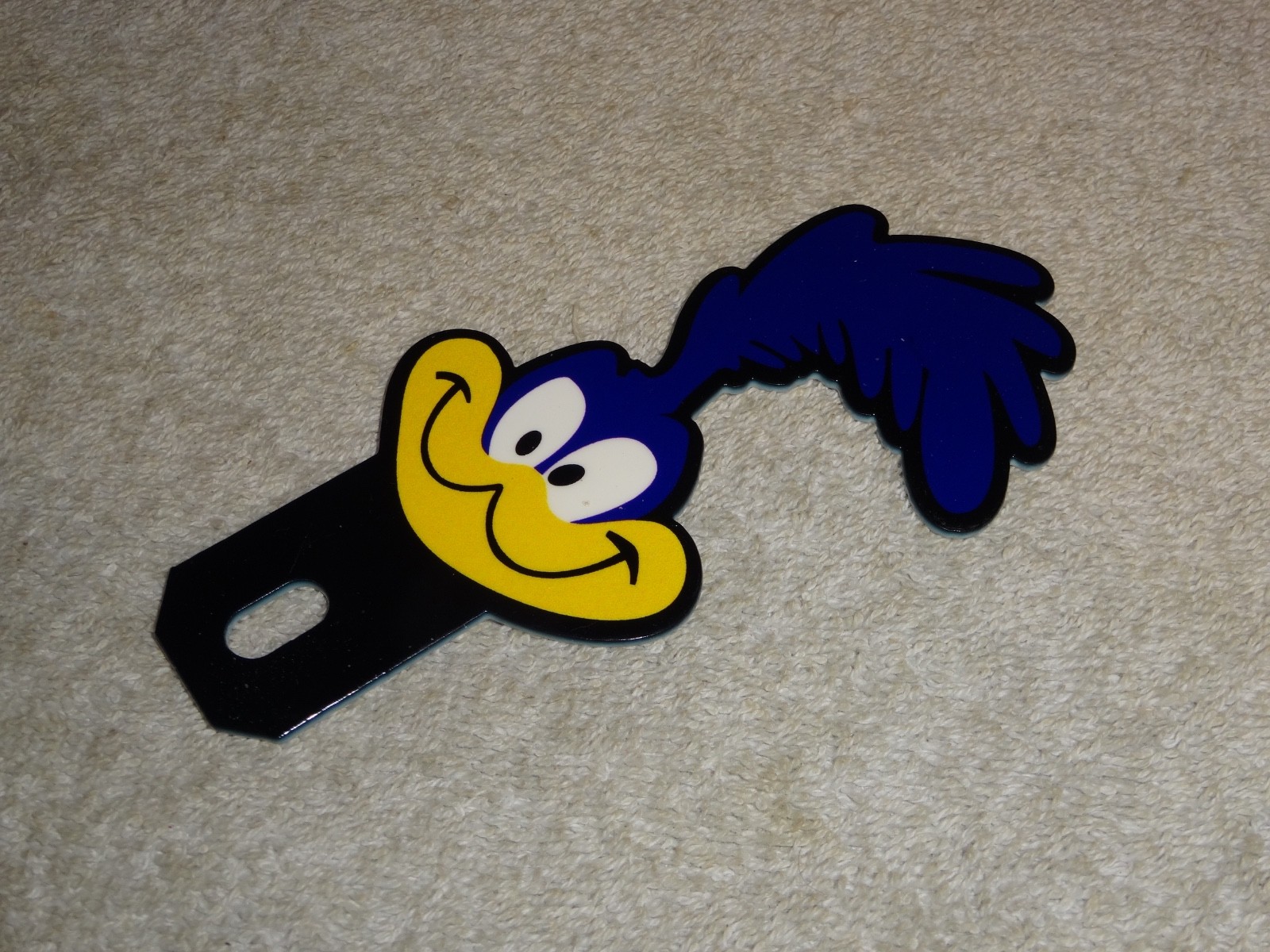 VINTAGE ROADRUNNER LOONEY TUNES 5″ METAL GASOLINE OIL LICENSE PLATE TOPPER SIGN!