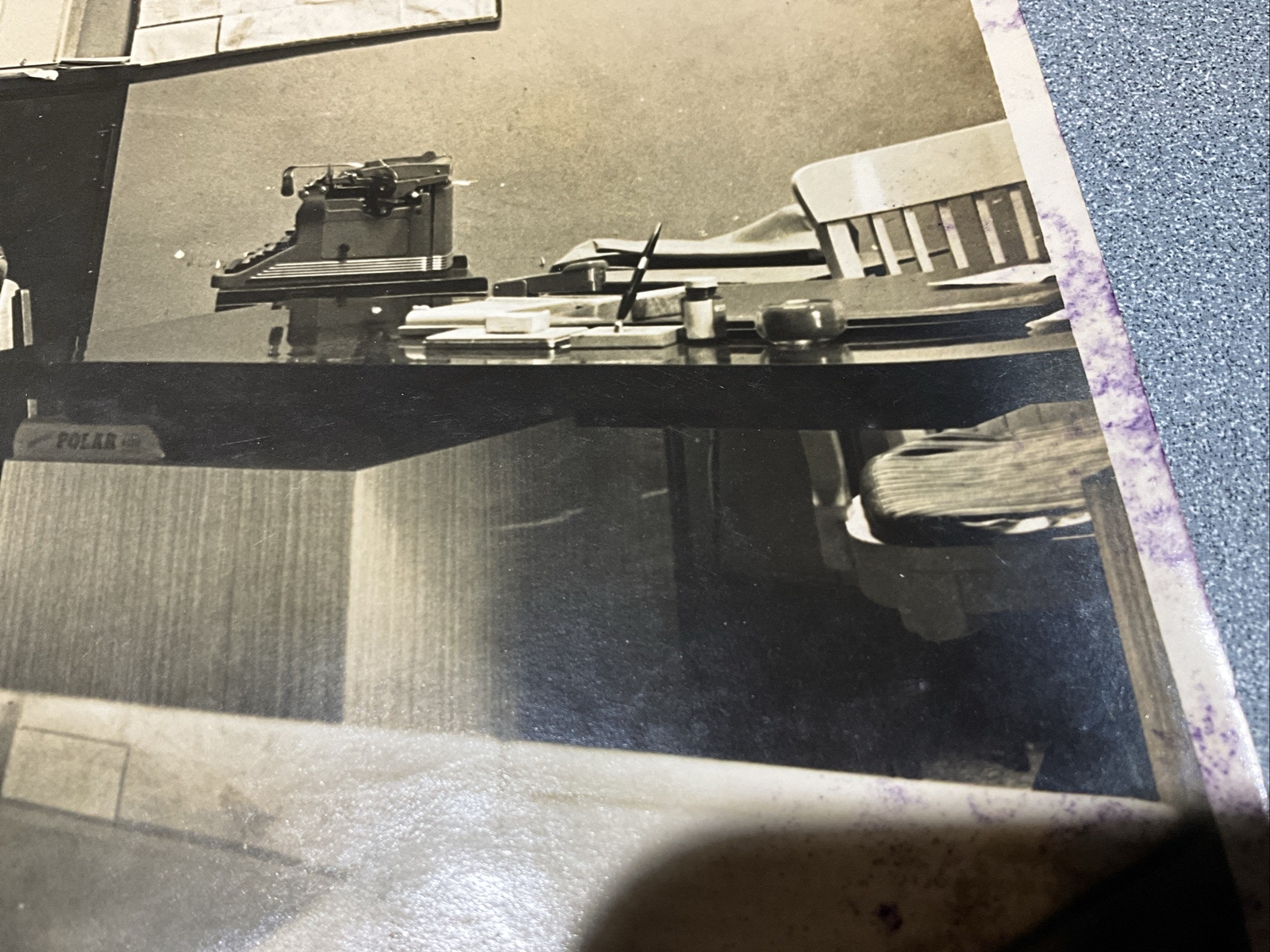 1960 ORIGINAL PHOTO 8×10 OFFICE W/ ESSO STANDARD OIL ALMANAC TYPEWRITER MAP ETC