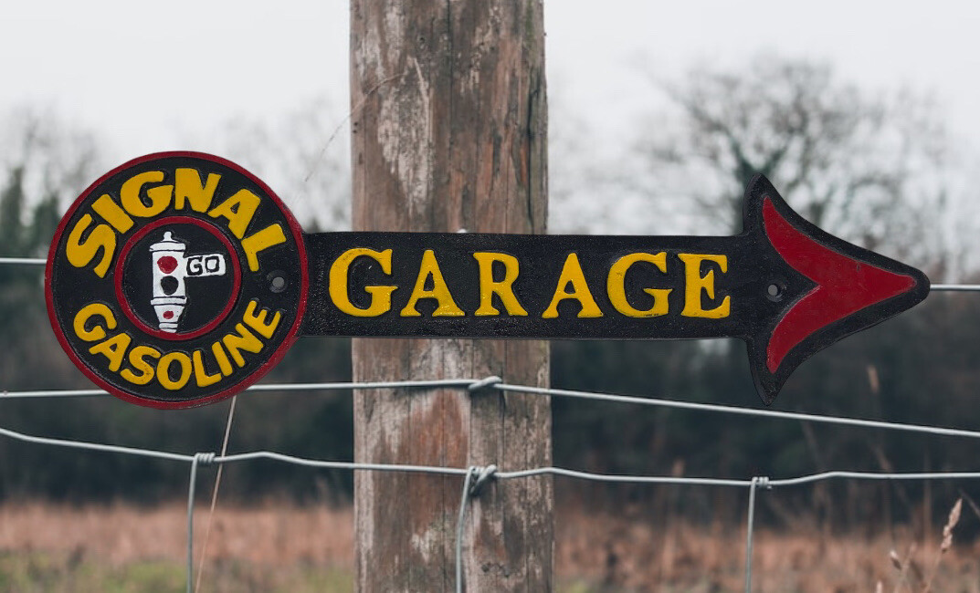SIGNAL GO GASOLINE GARAGE CAST IRON ARROW SIGN (16″x 4.5″) EXCELLENT COND