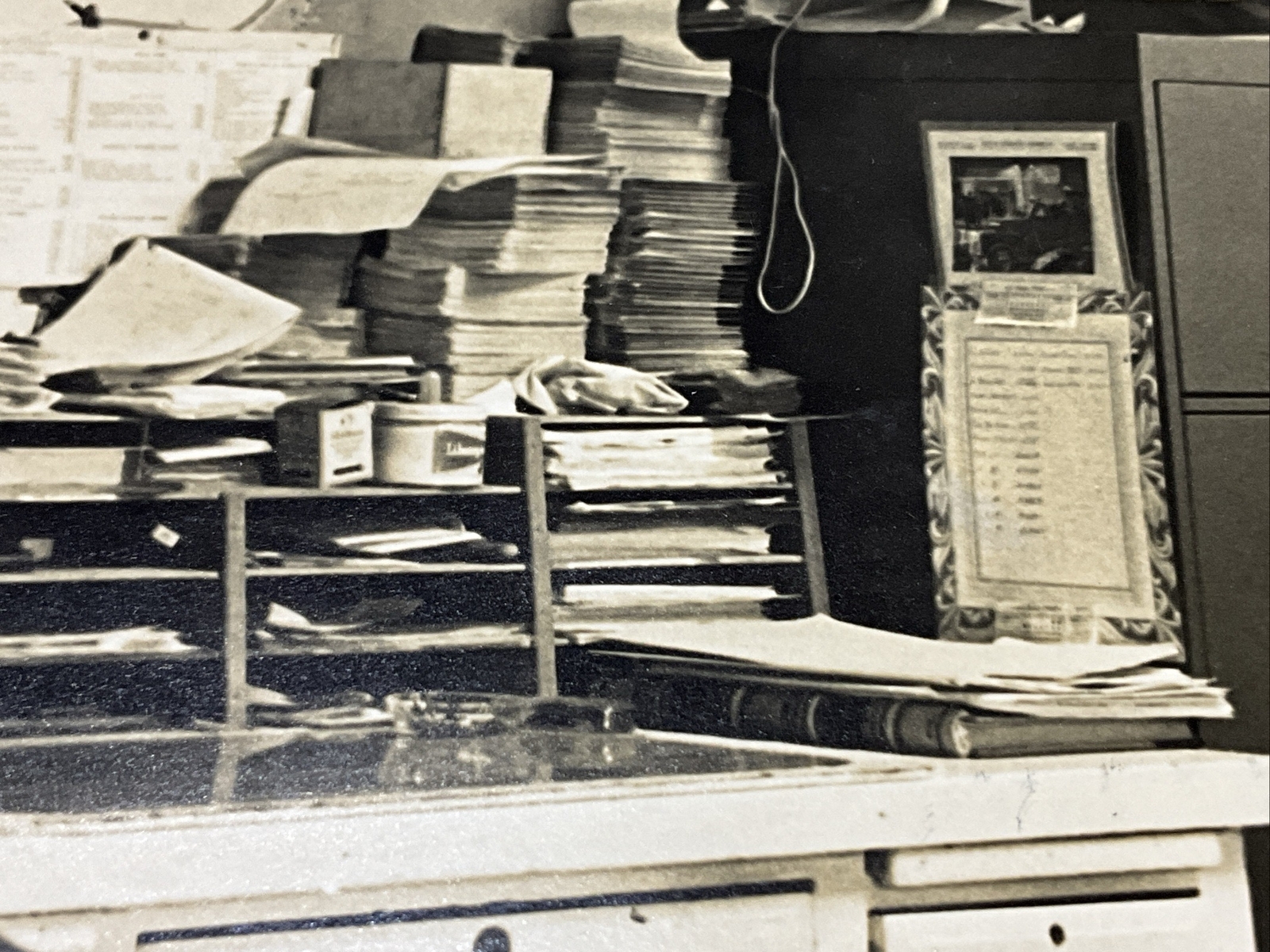 1960 ORIGINAL PHOTO 8×10 OFFICE W/ ESSO STANDARD OIL ALMANAC TYPEWRITER MAP ETC