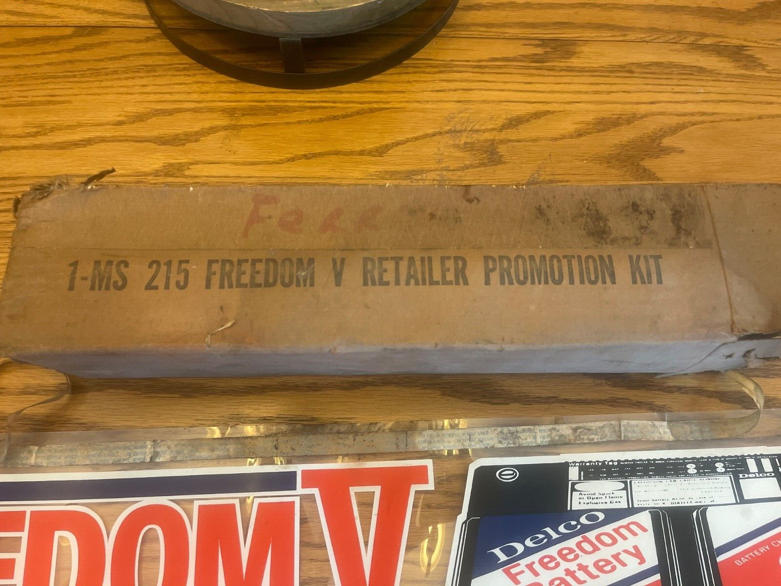 VTG NOS DELCO FREEDOM V BATTERY REPAIR SHOP WINDOW DISPLAY W/BOX 1960’S 70’S??