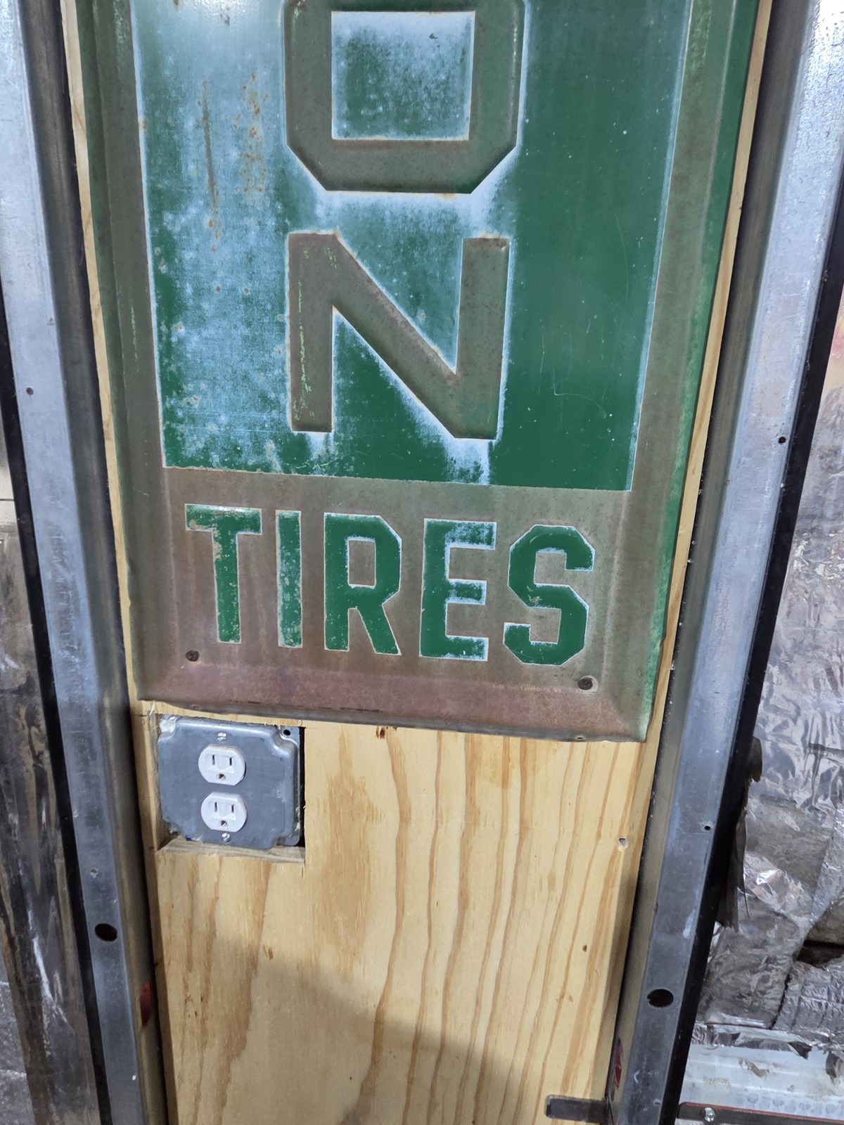 Vintage ORIGINAL 1983 Remington Tires Vertical Embossed Metal Sign Nice Patina