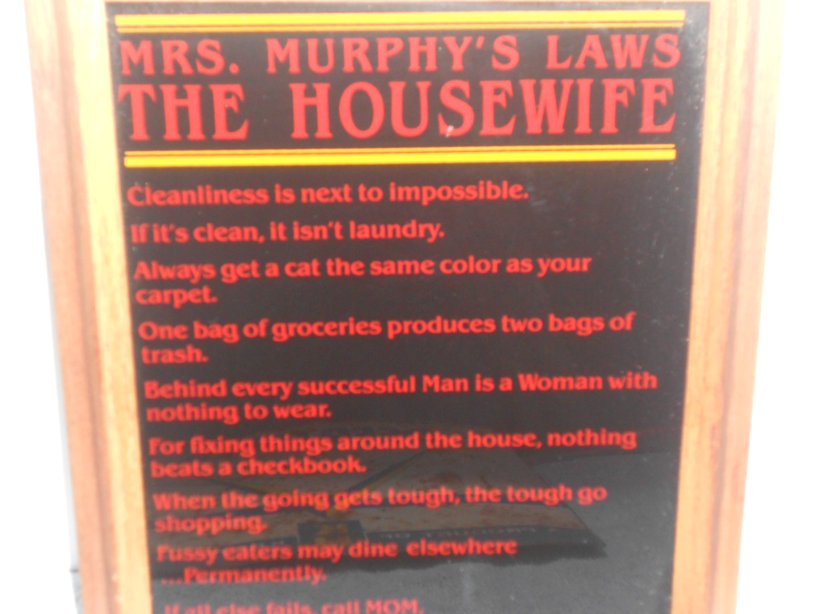 VINTAGE 1982 MRS. MURPHY`S LAWS THE HOUSEWIFE GLASS ADV SIGN WOODEN FRAME- XX 42