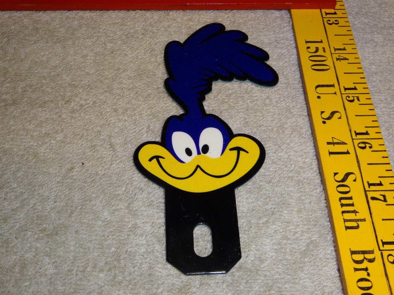VINTAGE ROADRUNNER LOONEY TUNES 5″ METAL GASOLINE OIL LICENSE PLATE TOPPER SIGN!