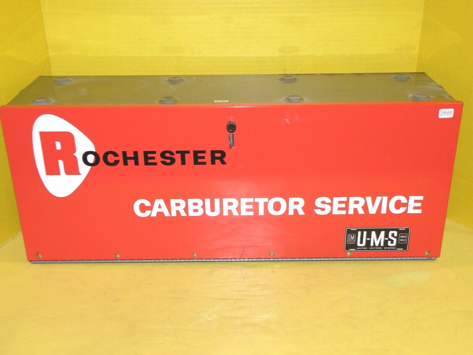 DELCO SIGN 1957 ROCHESTER CARBURETOR SERVICE CABINET UNITED MOTORS SYSTEM GM