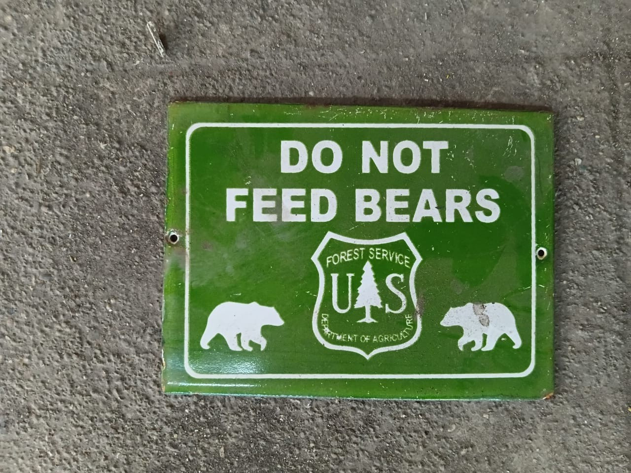 PORCELIAN DO NOT FEED BEARS ENAMEL SIGN SIZE 6X5 INCHES