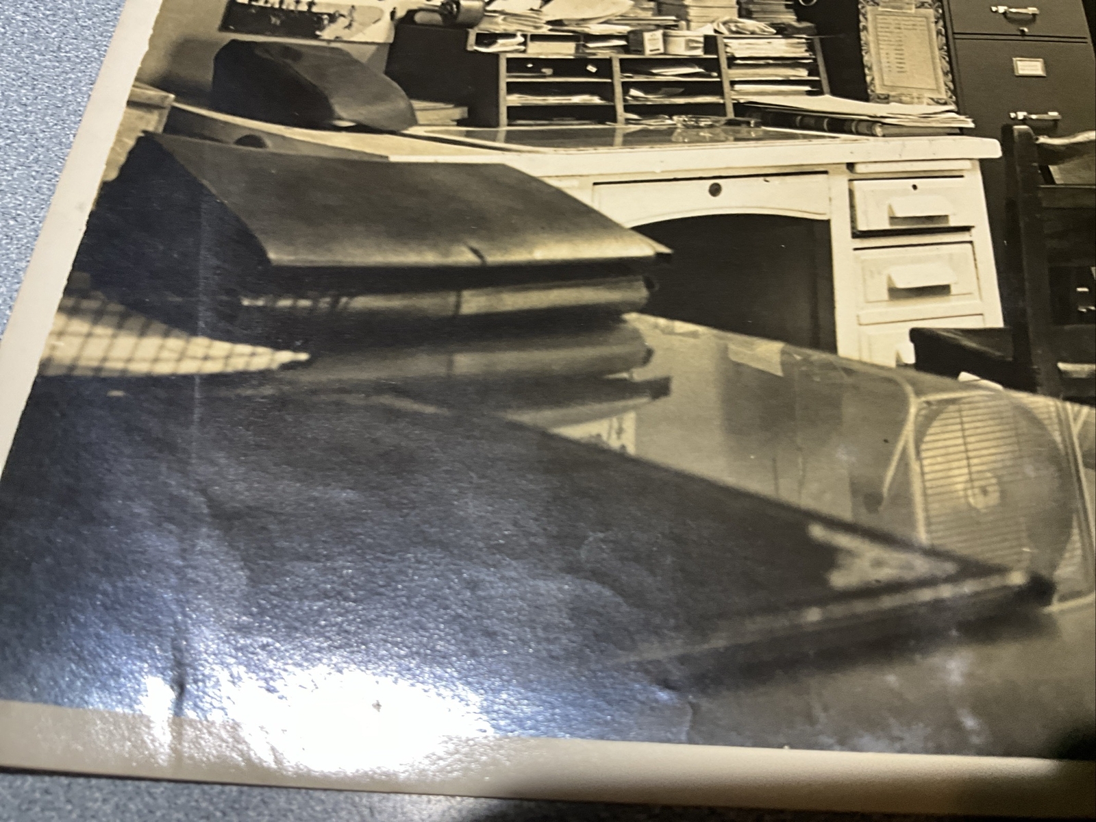1960 ORIGINAL PHOTO 8×10 OFFICE W/ ESSO STANDARD OIL ALMANAC TYPEWRITER MAP ETC