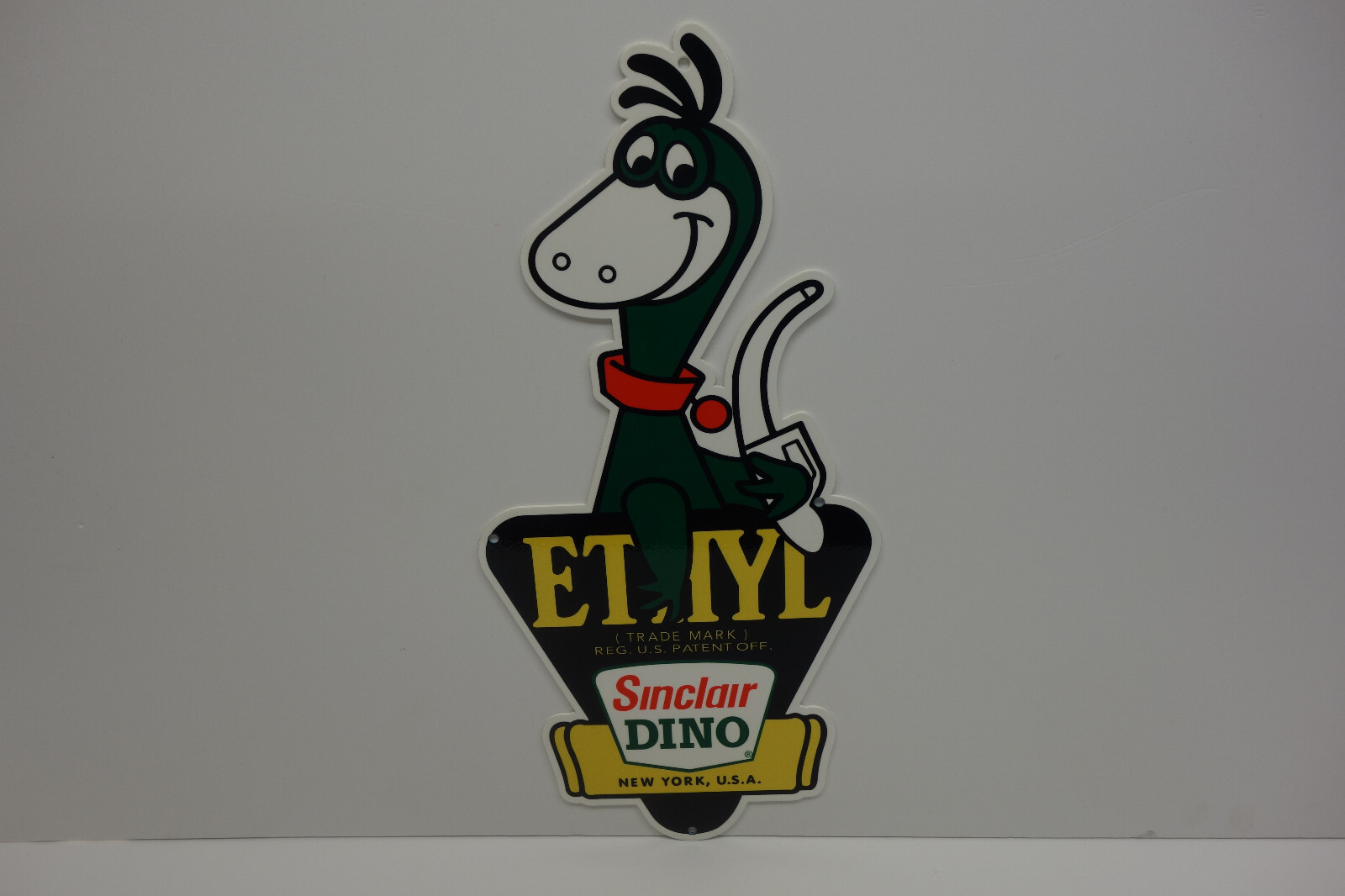 SINCLAIR DINO DIE CUT SIGN 16″ HIGH X 7 5/8″ WIDE. GREAT COLORS & GRAPHICS