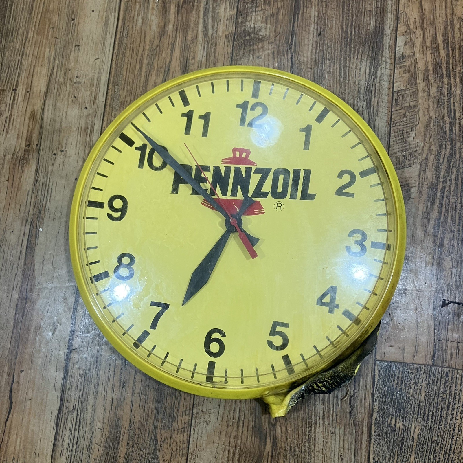 Vintage Pennzoil 12″ Wall Clock Sign Gas “DEFECT” But Works!