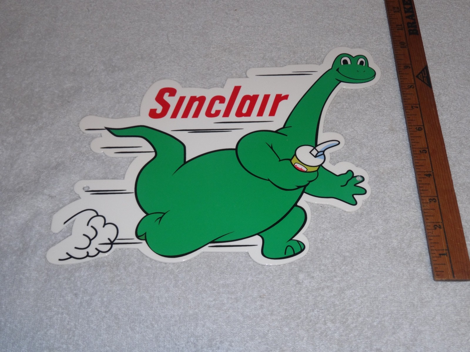 VINTAGE DINO THE DINOSAUR RUNNING W/ OIL 14″ X 10″ METAL SINCLAIR GASOLINE SIGN!