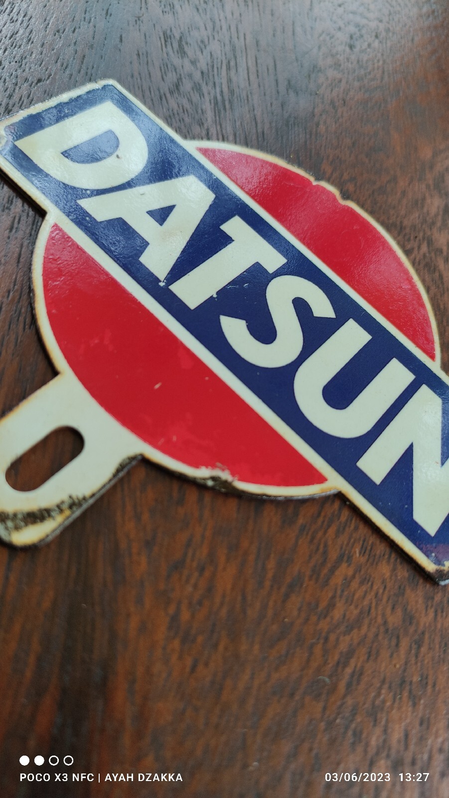 VINTAGE DATSUN OLD LOGO PLATE TOPPER Not PORCELAIN SIGN CAR PLACCA BADGE