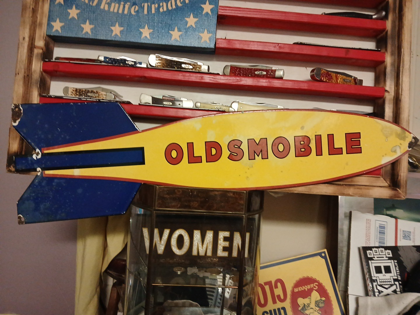 Large Rare Vintage Oldsmobile Rocket Gas Oil 26” Porcelain Metal Dealer Sign