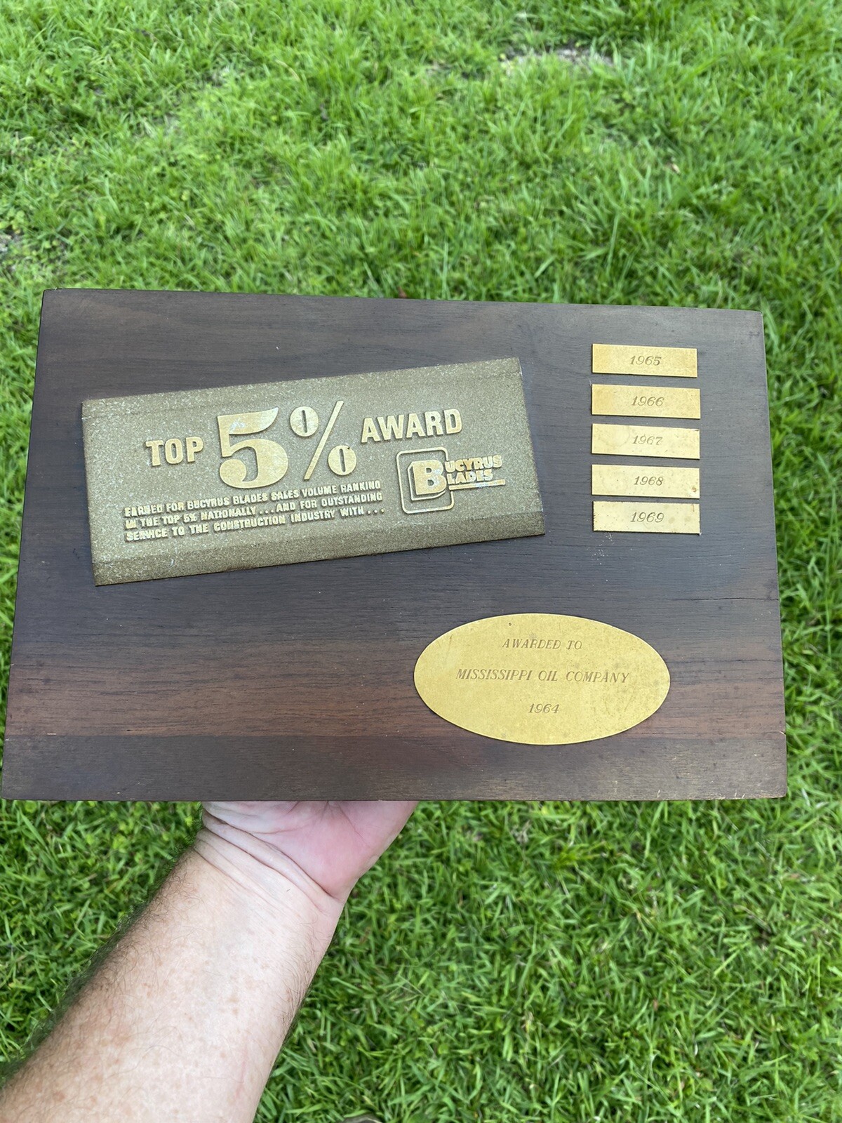 VINTAGE 1964-69 BUCYRUS BLADES MISSISSIPPI OIL COMPANY SALES AWARD TROPHY SIGN