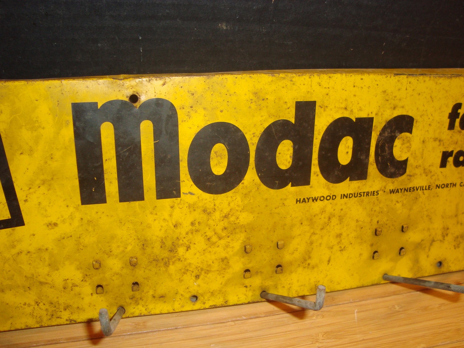 ORGINAL VINTAGE NAPA MODAC Fan BELTS Radiator HOSES 38 3/4″ X 7″ Metal SIGN Rack